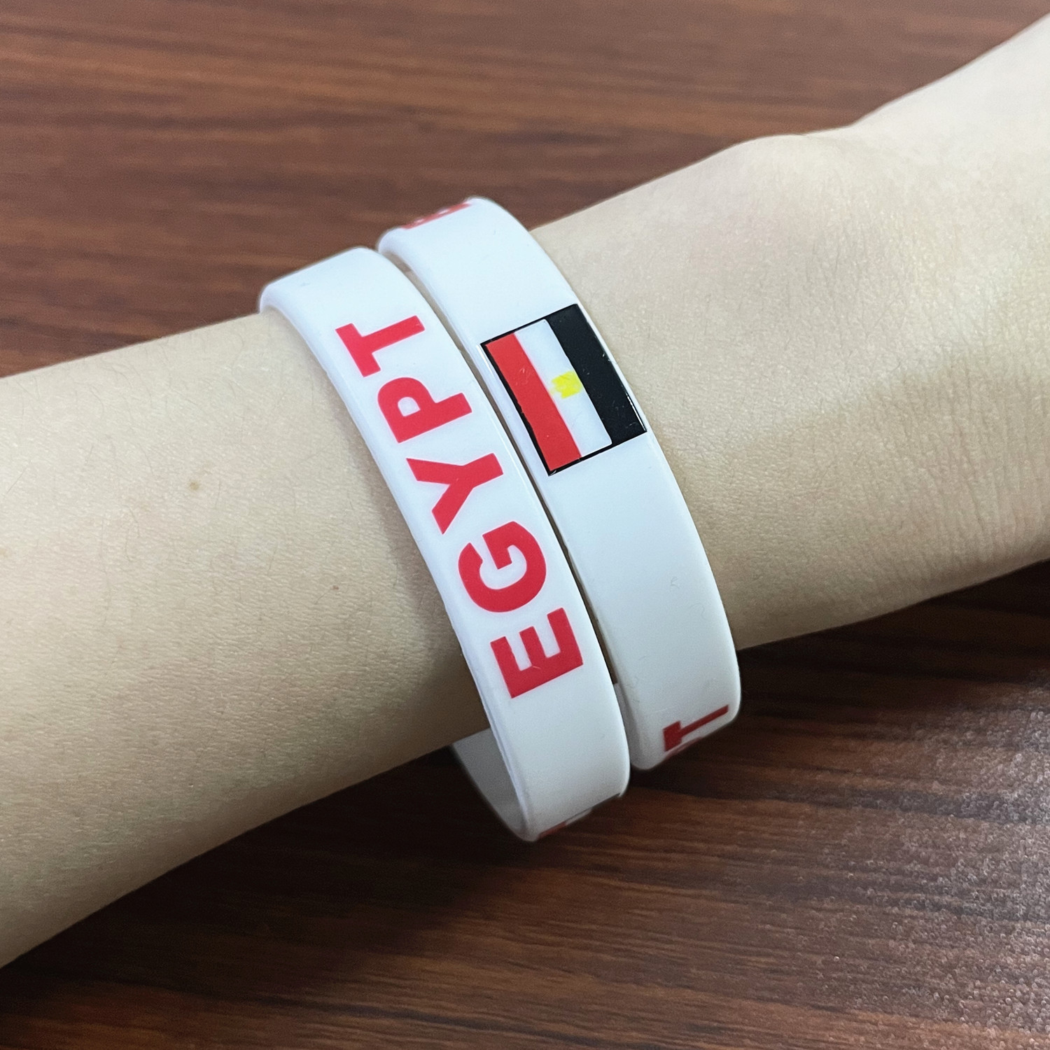 سوار سيليكون مع علم العالم ، ج - مراجعة Men Accessories Egypt وسعره